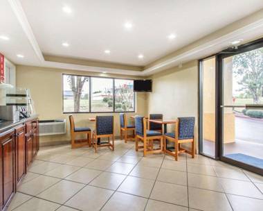 Econo Lodge Inn & Suites Evergreen