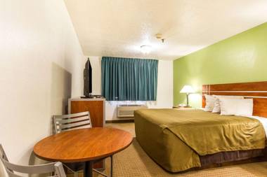 Econo Lodge Inn & Suites