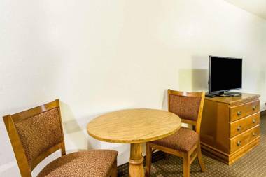 Econo Lodge & Suites Pekin