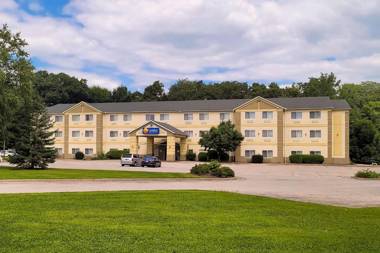 Comfort Inn & Suites East Moline near I-80