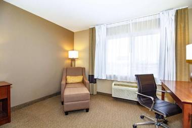 Comfort Inn & Suites East Moline near I-80