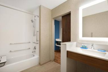 Holiday Inn Express & Suites - Cincinnati South - Wilder an IHG Hotel