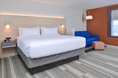 Holiday Inn Express & Suites Farmington Hills - Detroit an IHG Hotel