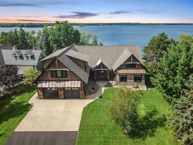 Cross Lake Gold Coast with Rustic Charm and Luxury