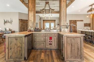 Cross Lake Gold Coast with Rustic Charm and Luxury