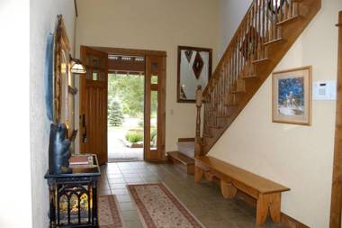 Creekside Rock Creek Jewel with Hot Tub by AAA Red Lodge Rentals