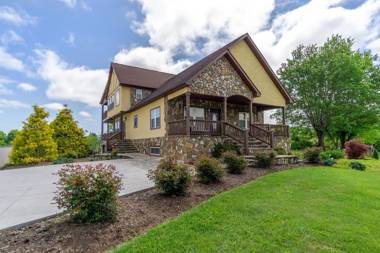 Hot Tub Views & Game Room - 20 min to Downtown Asheville!