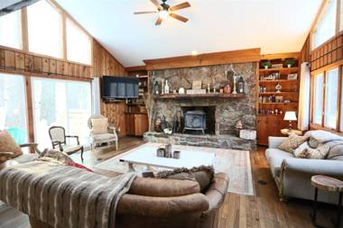 Four Bedroom Pet Friendly Vacation Home in Waterville Estates NH!