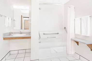 Super 8 by Wyndham Bloomfield