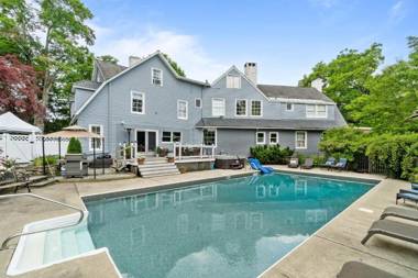 West Point Mansion - Overlooking the Storm King Mountain with a Jacuzzi and In-House Bar