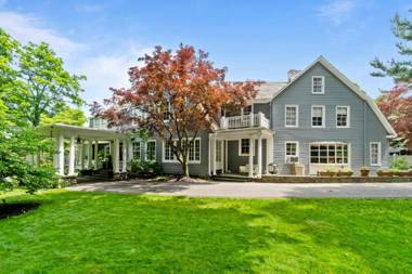 West Point Mansion - Overlooking the Storm King Mountain with a Jacuzzi and In-House Bar