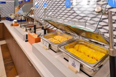 Holiday Inn Express & Suites - Woodside Queens NYC an IHG Hotel