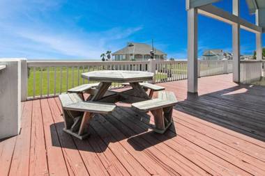 Sea Life's Beauty in this Oceanview Beachhouse!