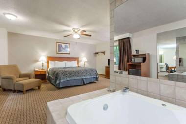 Days Inn & Suites by Wyndham Kaukauna WI