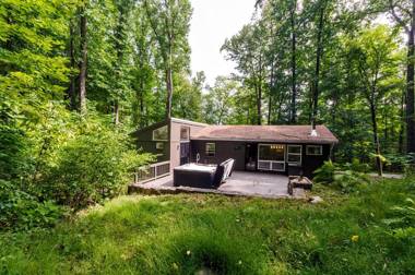 Secluded Oasis w Hot Tub Screened-in Porch WiFi!