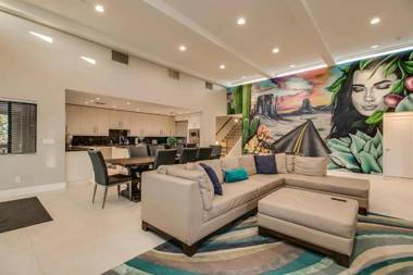 Luxe 4 Bdrm wPool and Spa on Golf Course Lot