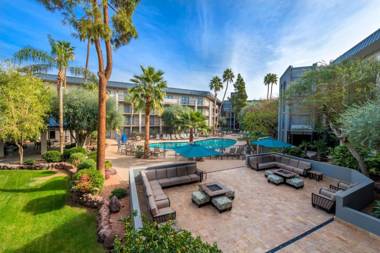 Holiday Inn and Suites Phoenix Airport North an IHG Hotel