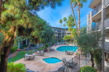 Holiday Inn and Suites Phoenix Airport North an IHG Hotel