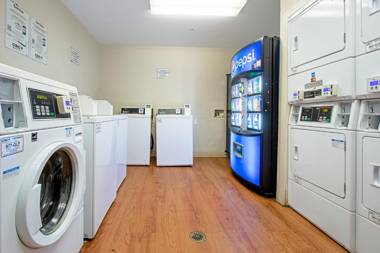 HomeTowne Studios by Red Roof Phoenix - Dunlap Ave