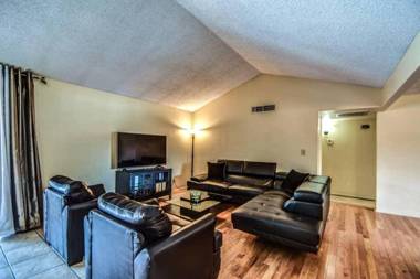 Larkspur Villa - Lovely & Entertaining Hot Tub with pool resort living!