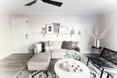 Stylish Old Town 2 bdrm ground floor Condo