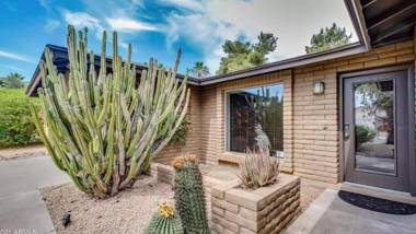 4 bdr Two Master suite billiards & desert oasis pool