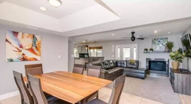 4 bdr Two Master suite billiards & desert oasis pool