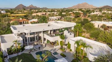 Stunning Private and Modern N Scottsdale Estate