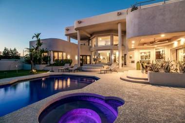 Stunning Private and Modern N Scottsdale Estate