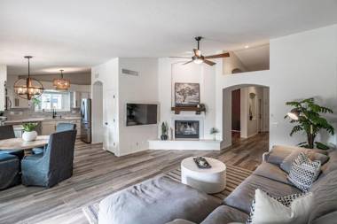 Stylish N Scottdsdale 4 bdrm With Sparkling Pool and Games Galore