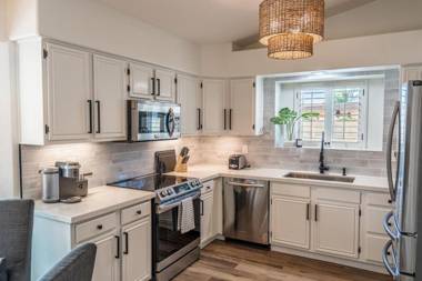 Stylish N Scottdsdale 4 bdrm With Sparkling Pool and Games Galore