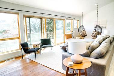 Majestic Red Rocks Mountain Views Retreat Smart Home Peloton Bike Hot Tub Pet Friendly Close to Jordan Road Trailhead Downtown Free WiFi!