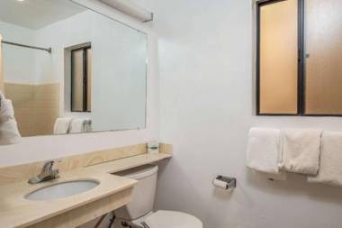 Econo Lodge University