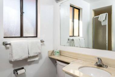 Econo Lodge University