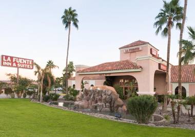 La Fuente Inn & Suites