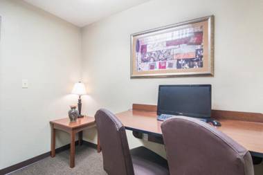 HomeTowne Studios & Suites by Red Roof Bentonville