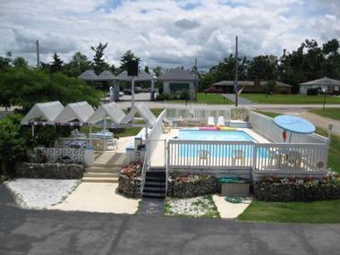 Twin Lakes Inn