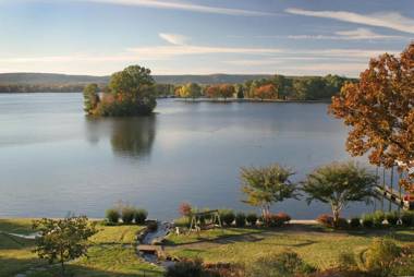 Lookout Point Lakeside Inn