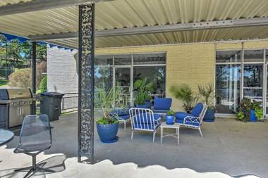 Stylish Resort Condo with Boat Slip on Lake Hamilton!