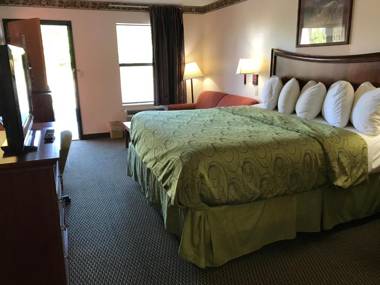 Clairmont Inn & Suites - Warren