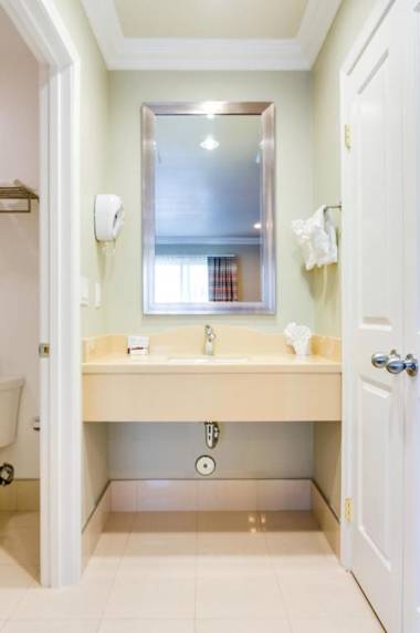 Eden Roc Inn & Suites near the Maingate