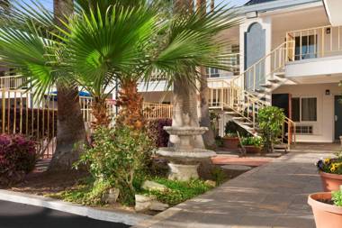 Travelodge by Wyndham Bakersfield