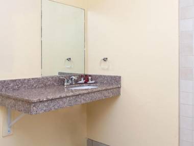 Americas Best Value Inn and Suites Bakersfield Central