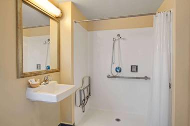 Super 8 by Wyndham Berkeley