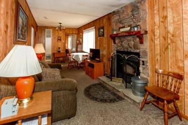 Eagles Cottage - 1975 by Big Bear Vacations
