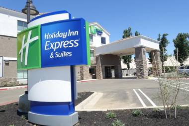 Holiday Inn Express & Suites Brentwood an IHG Hotel