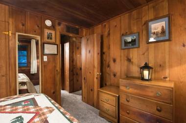 16 Chipmunks Holiday