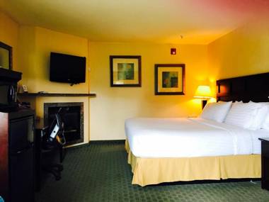 Holiday Inn Express Fort Bragg an IHG Hotel