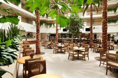 Embassy Suites La Quinta Hotel & Spa