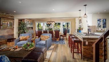 Historic Lakeview Cabin Beautiful View 2 Level 1400 sqft Dogs Walk to Village